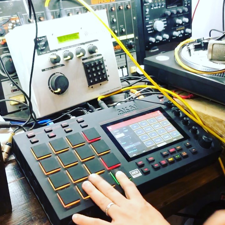 Sampling a few more sounds from the SidStation with the MPC autosample function. Polyphony here I come ;)
.
.
.
#sidstation #mpclive #sampling